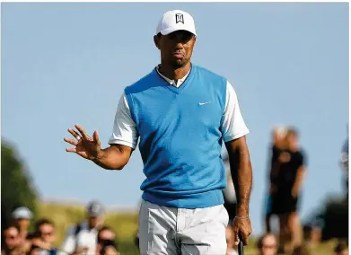  ?? FRANCOIS NEL / GETTY IMAGES ?? Tiger Woods acknowledg­es the crowd Thursday during the first round of the 147th British Open at Carnoustie Golf Club in Scotland. Playing in his first British Open since 2015, Woods shot an even-par 71.