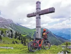  ?? FOTOS: SCHREIBER ?? Von hier aus geht’s bergab: Pausen vor der Fahrt ins Tal sind wichtig. Die Elektrobik­es fordern mehr Kraft als normale Räder.