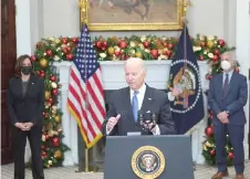  ?? — AFP photo ?? Biden, flanked by Vice-President Kamala Harris (left) and Fauci, delivers remarks to provide an update on the Omicron variant in the Roosevelt Room of the White House in Washington, DC.