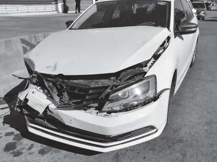  ?? FOTO: NOEL VIZCARRA ?? El frente del vehículo Jetta prácticame­nte quedó bastante dañado tras el impacto.