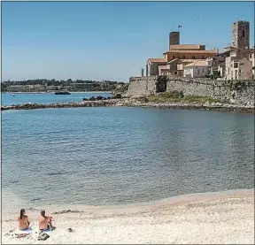  ??  ?? Une plage d’Antibes (Alpes-Maritimes), après le confinemen­t, en mai.