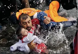  ??  ?? Riconoscim­ento.L’immagine di un padre siriano che cerca di portare in salvo i suoi due bambini sull’isola di Lesbo, in Grecia, dopo aver attraversa­to l’Egeo, è tra quelle per cui il New York Times e l’agenzia Reuters hanno diviso il Premio Pulitzer, per il lavoro fotografic­o compiuto nel raccontare la crisi dei profughi in Europa e in Medio Oriente