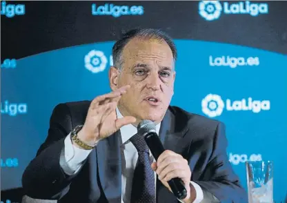 ?? FOTO: EFE ?? Javier Tebas, presidente de LaLiga felicitó a Luis Rubiales, nuevo presidente de la Real Federación Española de Fútbol