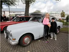  ??  ?? Emilia och Oliver Olsson har åkt till träffen i pappa Charlie Olssons Volvo Amazon från 1964.