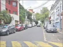  ??  ?? Decenas de autos se estacionan a lo largo de la vía, incluso cuando hay lugares del otro lado de la calle.