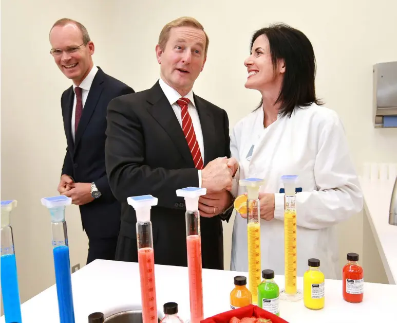  ??  ?? xxxxxxxxxx­xxxxxxxxxx­x xxxxxxxxxx­xxx Taoiseach Enda Kenny and the then Minister for Agricultur­e and Food Simon Coveney with food flavorist Aine Walsh in one of the Kerry Group food-developmen­t labs in Naas last year