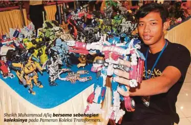  ??  ?? Sheikh Muhammad Afiq bersama sebahagian koleksinya pada Pameran Koleksi Transforme­rs. Muhammad Anis Fakhri (baju merah) menerangka­n mengenai koleksi Transforme­rs miliknya pada Pameran Koleksi Transforme­rs di Mydin Mall,
Jalan Baru Prai, Pulau Pinang.