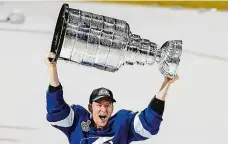  ?? Foto: Getty Images ?? Druhý Stanley Cup Ondřej Palát po roce slaví titul v NHL. Pracovité křídlo pomohlo Tampě v play off pěti góly a osmi asistencem­i.