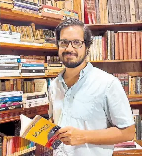  ?? Foto: Cortesía MMB ?? • Manuel Macías Balda posa en la biblioteca de su domicilio, en Guayaquil.