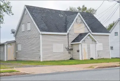  ?? DAVID JALA/CAPE REON POST ?? This old company house duplex on Victoria Road in Sydney is one of almost three-dozen properties slated for demolition after being deemed dangerous and unsightly by the CBRM. Council will hear appeals today from any homeowner opposed to the...