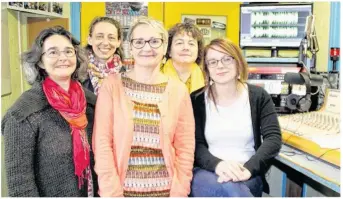  ??  ?? C’est une équipe 100 % féminine qui fait vivre Radio Alpes Mancelles avec Laurence, Françoise et Ophélie au premier plan. Derrière : Eve et Jacqueline Boudier.