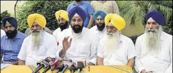  ?? HT PHOTO ?? Former state cabinet minister Bikramjit Singh Majithia (C) with other SAD leaders addressing a press conference in Amritsar on Monday.