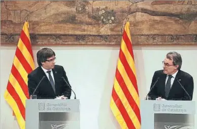  ?? MARIA BELMEZ / ACN ?? Puigdemont y Mas, durante la rueda de prensa del pasado viernes en el Palau de la Generalita­t.