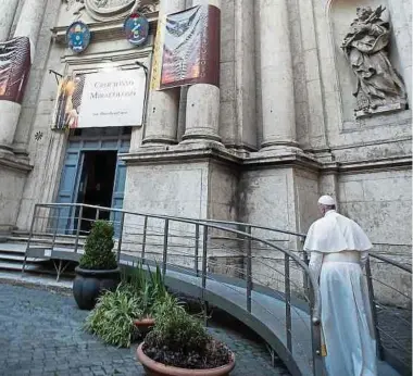  ?? Foto: AFP ?? Der Papst hat die Kirche S. Marcello al Corso mit ihrem berühmten Pestkreuz besucht.