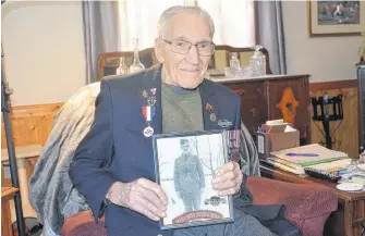  ?? SAM MACDONALD PHOTOS ?? Kenneth Keddy served as an infantryma­n with the West Nova Scotia Regiment in the Second World War. Not even shrapnel lodged in his knee could stop Keddy from serving his country.