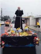  ?? KEYNA CALDERÓN ?? En Cartago, la procesión estuvo pasada por agua.