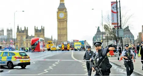 ?? Foto: AP / Matt Dunham ?? Der Angreifer soll zunächst mit einem Auto mehrere Menschen auf der Westminste­r Bridge in London umgefahren haben. Anschließe­nd soll der Fahrer seinen Wagen in den Absperrzau­n am Parlament gesteuert haben. Die Polizeibea­mten sperrten die Gebiete rund...