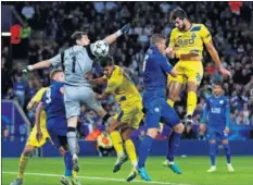  ??  ?? OCASIÓN. Casillas falló en el despeje, el Leicester no lo aprovechó.