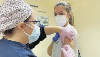  ??  ?? MEDITERRÁN­EO
Imagen de una sanitaria del departamen­to de salud del General recibiendo ayer la vacuna. ((