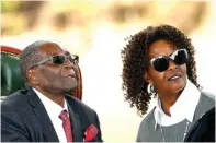  ?? SIPHIWE SIBEKO/REUTERS ?? POLITIKUS GAEK: Robert Mugabe bersama istrinya, Grace, saat menemui wartawan di rumahnya di Harare kemarin (29/7).