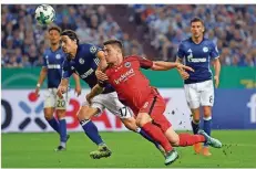  ?? FOTO: FASSBENDER/DPA ?? Das Halbfinale war wie dieser Zweikampf zwischen Schalkes Benjamin Stambouli (l.) und Frankfurts Torschütze Luka Jovic ein enges Rennen.