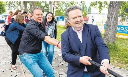  ?? ?? Andreas Babler und Michael Ludwig beim Donauinsel­fest: In Sachen Parteirefo­rm ziehen die beiden nicht an einem Strang