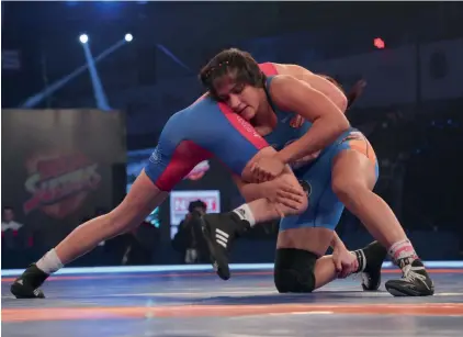  ??  ?? UP Dangal’s Sangeeta Phogat ( right) in action against Vanesa Kaladzinsk­aya of Delhi Sultans in their Pro Wrestling League bout in New Delhi on Monday.