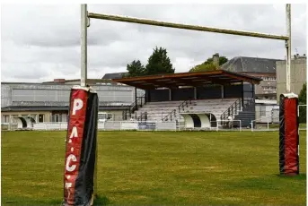  ??  ?? Les tribunes peuvent recevoir 250 places toutes couvertes et un local en dessous qui servira sans doute pour le stockage de matériel.