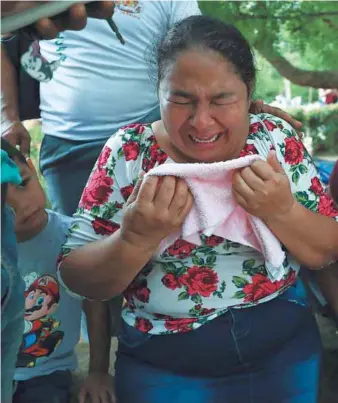  ?? / AP ?? Habitantes de El Ripial, Apure, lloran a una víctima en marzo pasado. Por la presencia de las guerrillas en la zona durante décadas, las comunidade­s asumieron sus reglas como norma.