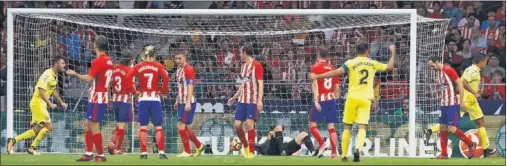  ??  ?? DECEPCIÓN. Los jugadores del Atlético se lamentan en su área tras el gol de Bacca que acabó dándole el empate al Villarreal.