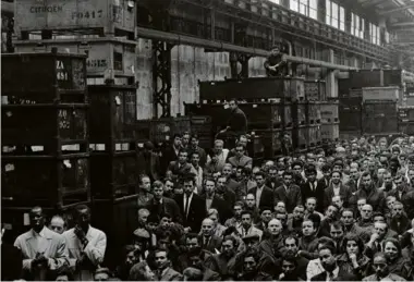  ?? PHOTO MICHEL ROBINET. BHVP. ROGER-VIOLLET ?? En bas : grève des ouvriers de l’usine Citroën de Javel, le 27 mai 1968.