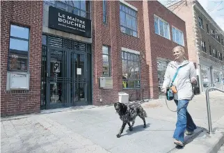  ?? PIERRE OBENDRAUF ?? Monkland Village area is a favourite for Randi Belfer, seen with her canine student, Luc.