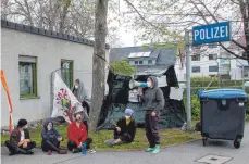  ?? FOTO: RALF SCHÄFER ?? Unabhängig­e Klimaaktiv­isten und Mitglieder der Gruppe Fridays for Future Friedrichs­hafen harren vor der Polizeiwac­he aus, um auf die drei Personen zu warten, die laut Polizei in Friedrichs­hafen vernommen werden.