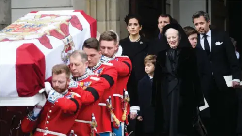  ?? FOTO: JONAS OLUFSON ?? 8,5Kongehuse­t er populaert, så prins Henriks apanage på mio. kr. overføres til dronning Margrethe.