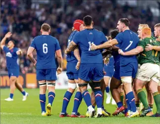  ?? (Photos Florian Escoffier) ?? La joie de Charles Ollivon et ses partenaire­s à la fin du match.