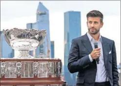  ??  ?? Piqué, junto a la Ensaladera de la Copa Davis en un acto en Nueva York.