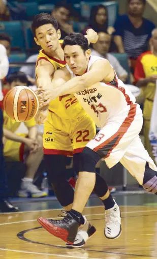  ?? JUN MENDOZA ?? Star’s Allein Maliksi (left) reaches out as he disputes ball possession with Dylan Ababou of Blackwater during their PBA Philippine Cup duel at the Astrodome.