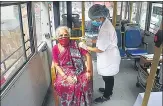  ?? PRAFUL GANGURDE /HT ?? A health worker administer­s a dose of a vaccine in a mobile vaccinatio­n van in Thane on Monday.