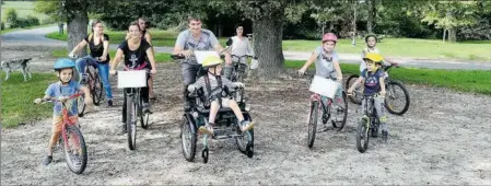  ??  ?? Prêts pour accompagne­r Léo à vélo !