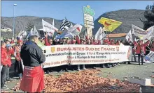  ??  ?? Les buralistes ont installé un barrage filtrant à Tarascon pour lutter contre le « tourisme fiscal » sur la route de l’andorre.