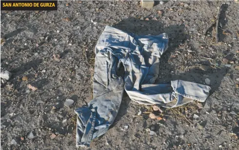  ??  ?? ESTOS PANTALONES SON UNA HISTORIA. Pero no sabemos de quién. Todavía yacen en la zona de restos encontrada en San Antonio de Gurza.