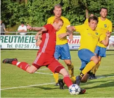  ?? Foto: Melanie Nießl ?? Drei Tore machte Dominik Müller (rotes Trikot) gestern für den BC Adelzhause­n – das reichte nicht. Die Gäste aus Holzhausen trafen einmal öfter.