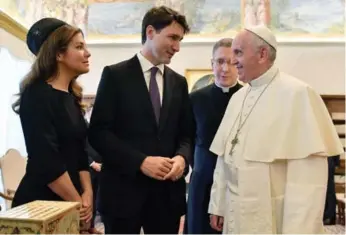  ?? ETTORE FERRARI/AFP/GETTY IMAGES ?? Prime Minister Justin Trudeau introduced his wife, Sophie Grégoire Trudeau, to Pope Francis at the Vatican.