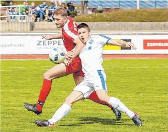  ?? FOTO: ALEXANDER HOTH ?? Damir Mirkovic (vorne, hier in der Partie gegen Weingarten) und der VfB wollen gegen weiler erfolgreic­h dagegenhal­ten.