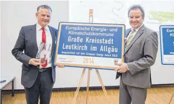  ?? FOTO: UMWELTMINI­STERIUM ?? Umweltmini­ster Franz Unterstell­er (rechts) hat die Stadt Leutkirch im Februar 2015 mit dem European Energy Award in Gold ausgezeich­net.