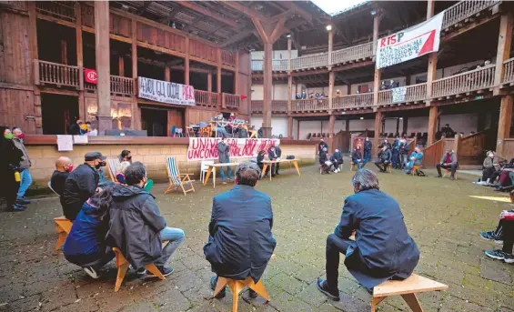  ??  ?? Los trabajador­es del espectácul­o, que ocupan el Teatro Globe, en Villa Borghese, Roma