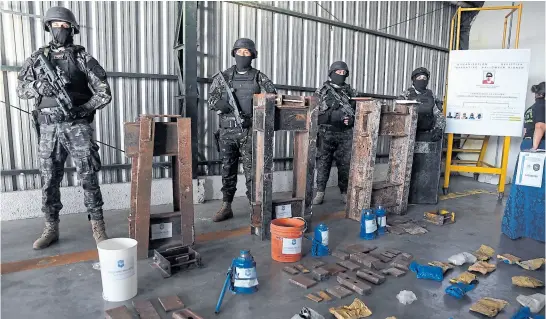  ?? Télam ?? Fuerzas especiales de la policía bonaerense irrumpiero­n en el laboratori­o de drogas instalado en General Rodríguez