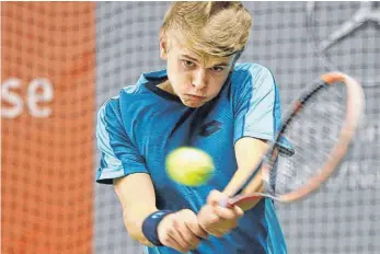  ?? FOTO: VOLKER STROHMAIER ?? Marvin Möller setzte sich im Duell der Spieler aus dem Talent-Team des Deutschen Tennisbund­s gegen Louis Weßels durch.