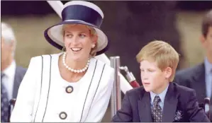 ??  ?? الأمير هاري مع والدته الأميرة ديانا (رويترز)