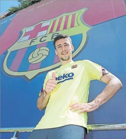  ?? FOTO: FCB ?? Lenglet, ayer, posando ante un escudo del Barça en la Ciutat Esportiva después de la sesión de entrenamie­nto